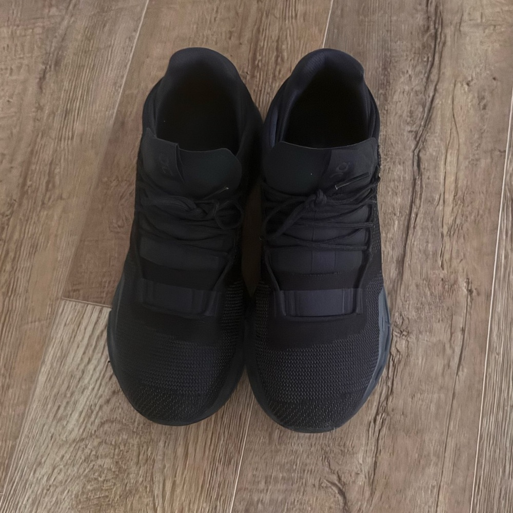 Lightly worn On cloud women’s shoes size 10